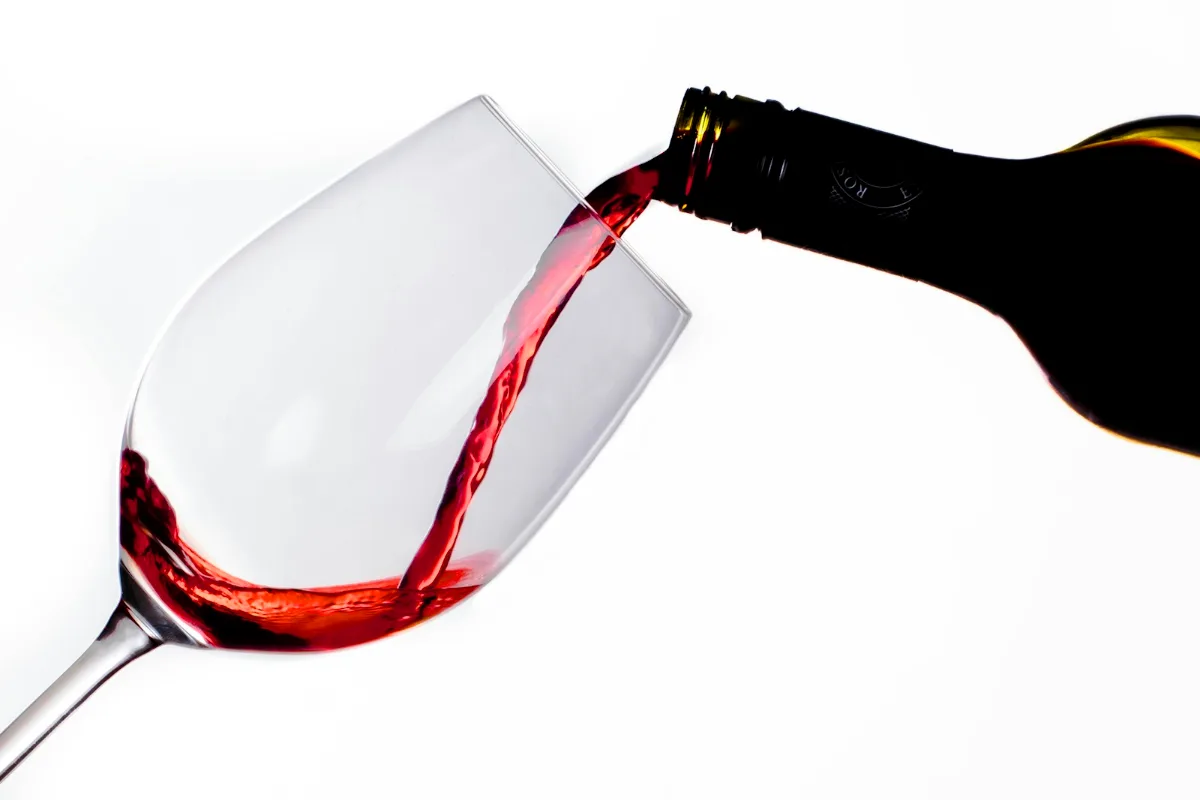 cómo quitar vino de la pared